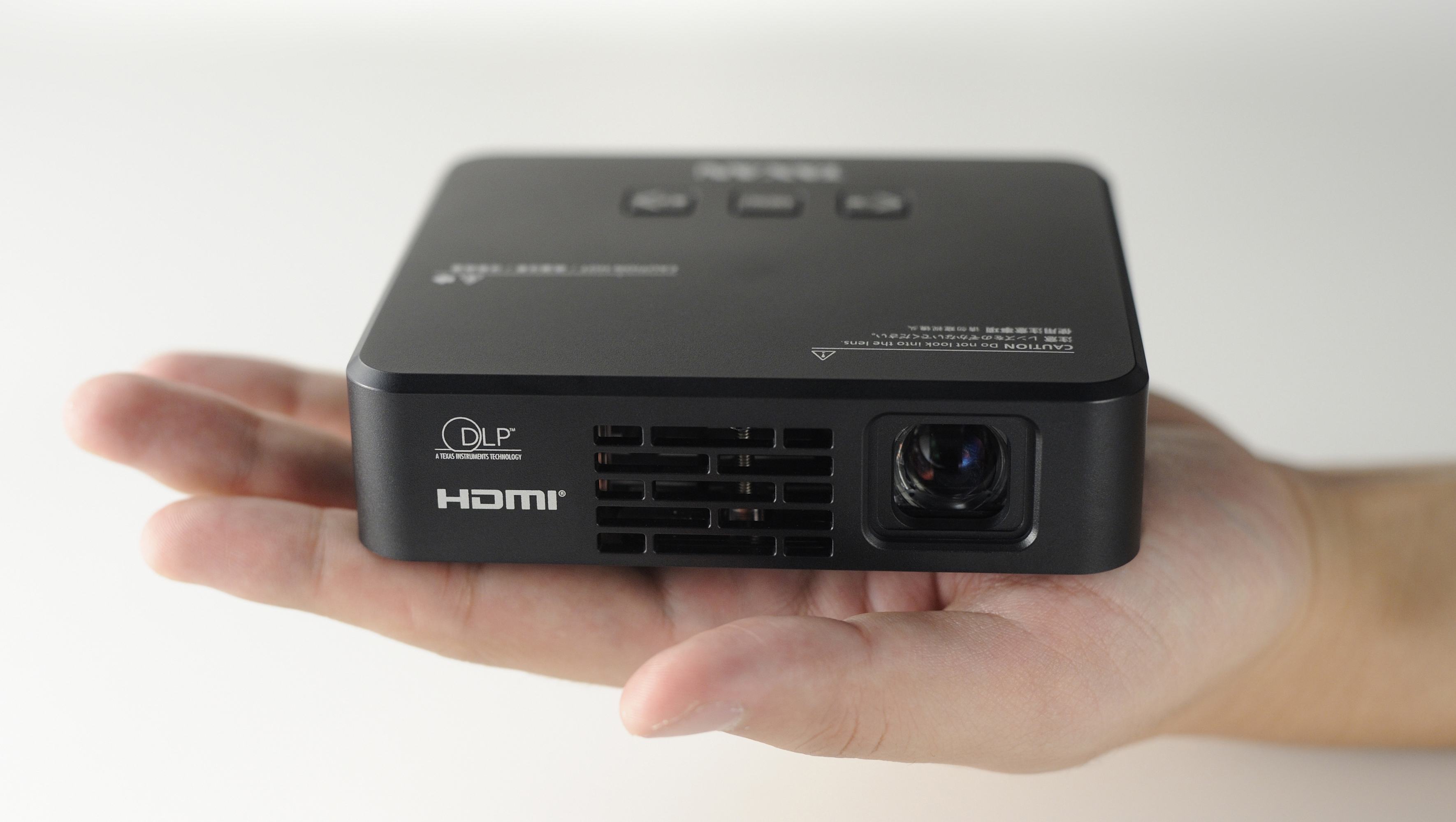 仕事とプライベートに変革をもたらす！超レアなモバイルプロジェクター誕生