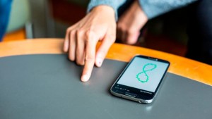 もうすぐスマホはこうなる？ディスプレイにさわらなくても画面操作ができるテクノロジーが公開
