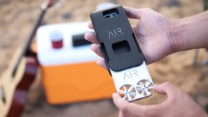 世界初！スマホケース内蔵ドローンで撮る空撮セルフィーの新習慣