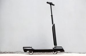 たたむと765mmの筒形に！モバイルバッテリーにもなるポータブル電動キックボード