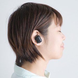 片手でポチっとラクラク操作。便利さ抜群の完全ワイヤレスイヤホンでノーストレスに