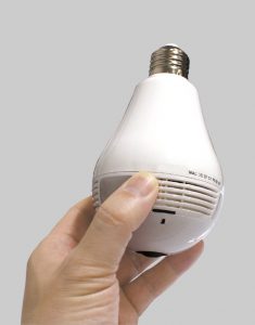 電球ソケットに入れるだけ。電球のような防犯カメラでもっと簡単に身を護ろう