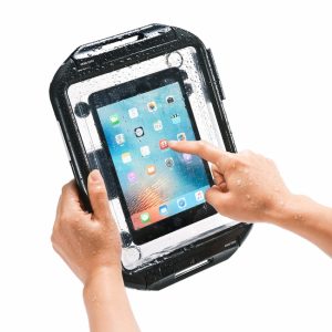 アウトドアにタブレットを持って行くのは不安。それなら、この「耐衝撃タブレットケース」ならどう？
