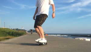 サーフィン気分で通勤？車輪が一つしかない「スケートボード」
