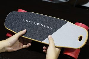 気軽にどこでもスケボー！世界最小最軽量レベルの電動スケートボード