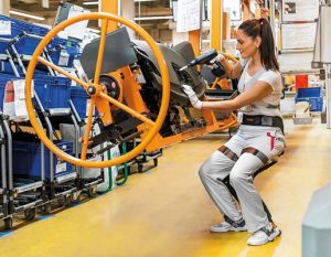 イスを着る。空気イスのようにどこでも座れる「Chairless Chair」