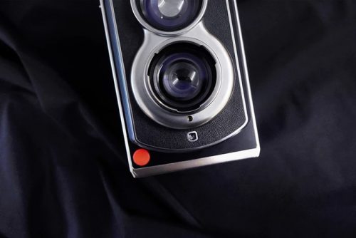 90年前発表の二眼レフ「Rolleiflex」にインスタントカメラが登場