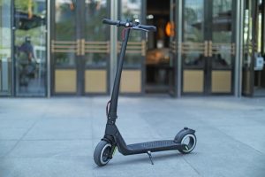 急な坂道も苦にしない！出力1000Wのキックボード「AKTIVO Scoot」