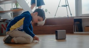 床も机もタッチスクリーンに！近未来のプロジェクター「Xperia Touch」