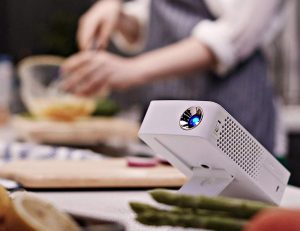 大迫力を楽しもう。コンパクトなプロジェクター「MiniBeam Projector」