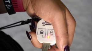 掛け忘れを防止！鍵に取り付けて使う施錠管理デバイス「SureKey」