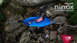 アウトドアでもゆったり快適！まっすぐ寝られるハンモック「Ninox」