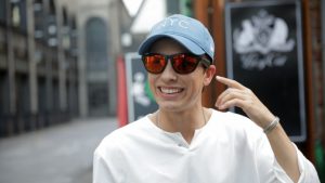 ランニングやお出かけもさらに身軽に！サングラスと骨伝導イヤホンが融合した「IRONPEAK」