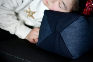 脇息を現代風にリ・デザインした多機能クッション「KYO-SOKU」で心安らぐ時間を