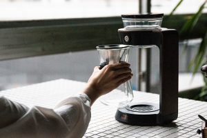 BBQやキャンプでも活躍。完全コードレスのコーヒーマシン「Drip Maestro」