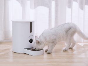 スマホ連携で外出先から操作できる！見守りカメラ搭載の自動ペット給餌器「Take-One P1」