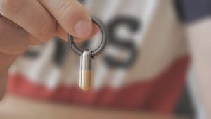 超小型カッティングツール「マイクロブレードピル」。サッと取り出してすぐ切れる