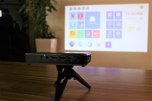 【レビュー】操作性・機能性良好！手のひらサイズのプロジェクター「IMK96+」