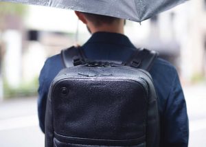 防水レザーリュック 「HUB5」。濡れた折りたたみ傘も収納できる