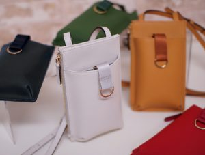 これだけでお出かけOK！スマホポーチと財布が合体したミニマルバッグ「スマートポケ」