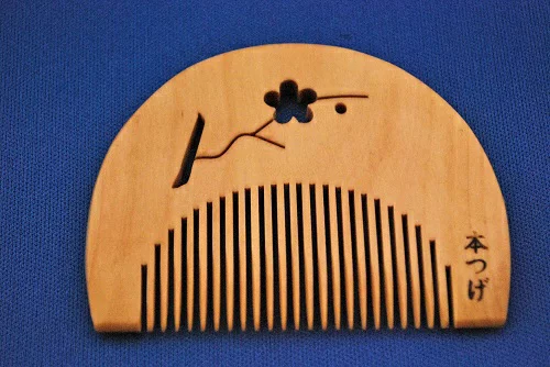 加納屋北岸 つげ櫛半月型 透かし彫り 梅 細目 ケース付き