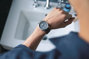 アナログ時計とスマートウォッチのいいとこ取り。普段使いしやすいガーミンの「vivomove」