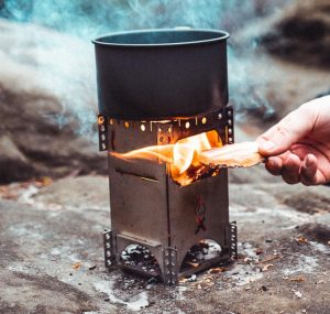 組み立て自在で使いやすい！ソロキャンにも便利な焚き火台「FlexFire」