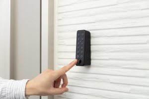 「SwitchBot」のスマートロックで鍵の解錠を簡単に。指1本のワンタッチで開けられる