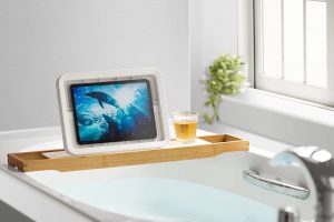 タブレット用の防水ケースおすすめ24選。お風呂やアウトドアに便利