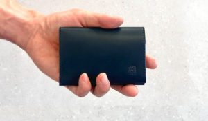 見た目も動作もスマート！蓋を開かず使える名刺入れ「SlideThumb 50」
