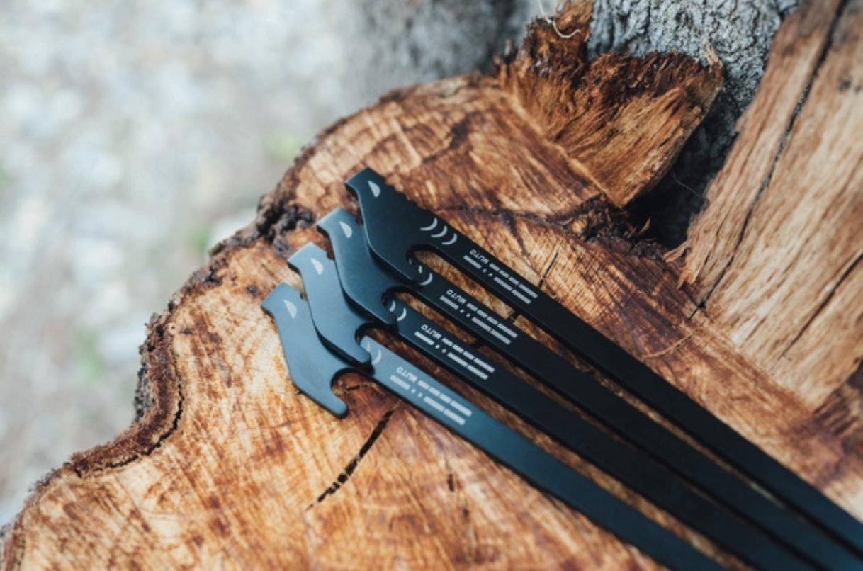 わずか3.8mmの厚さで石をも貫く！軽量で強靭な平面ペグ「SharkPeg」