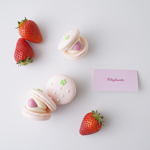 Kitty Sweets いちごマカロン