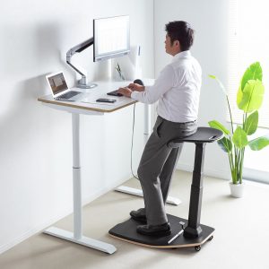 スタンディングチェアのおすすめ15選。折りたたみタイプや高さ調節可能なモデルもご紹介