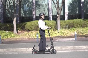 移動も持ち運びも快適に！高機能×低価格な電動キックボード「eXs1TKG」