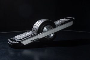 クールで最先端！近未来型デザインの一輪電動スケートボード「Oneboard」
