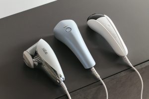 ReFa光美容器の新モデルReFa EPI COOLとReFa EPI Wの違いを比較。肌へのやさしさと美しい仕上がりを両立