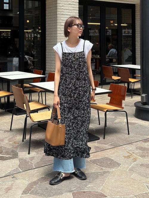 きれいめキャミワンピースにラフなデニムをレイヤード