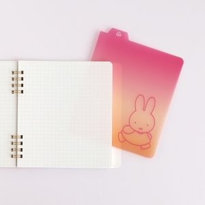 下敷きのおすすめ25選。かわいいキャラクターデザインのモノもご紹介