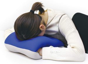 オフィスでの仮眠におすすめの昼寝グッズ19選。便利なアイテムをご紹介