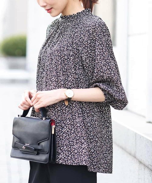 オフオン(OFUON) 小花柄シャーリングブラウス