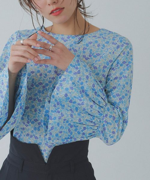 ピエロ(pierrot) 花柄ベルスリーブブラウス