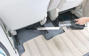 【2026年版】車用掃除機おすすめ24選。砂利などを強力に吸引できるモデルも