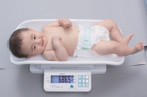 ベビースケールのおすすめ7選。家族全員分の体重管理に役立つモノも