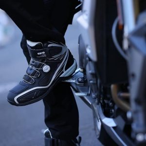 ライディングシューズのおすすめ16選。バイクに乗るときの便利アイテム