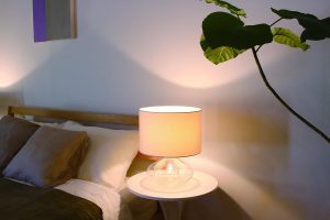 おしゃれなベッドサイドランプ32選。タッチセンサーを備えたモデルも