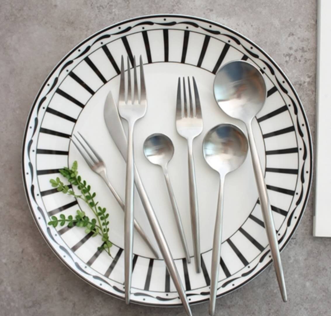 新品未使用品　サーブルSABREカトラリー箱入り4本セット×2 チェック柄 サーブルSABREカトラリー箱入り4本セット×2 チェック柄