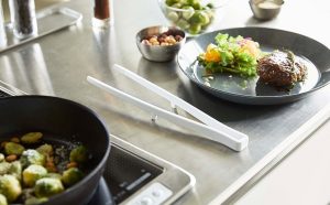 シリコントングのおすすめ15選。調理から取り分けまで便利なアイテムをご紹介