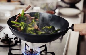 ガス火対応フライパンのおすすめ16選。人気の製品をラインナップ