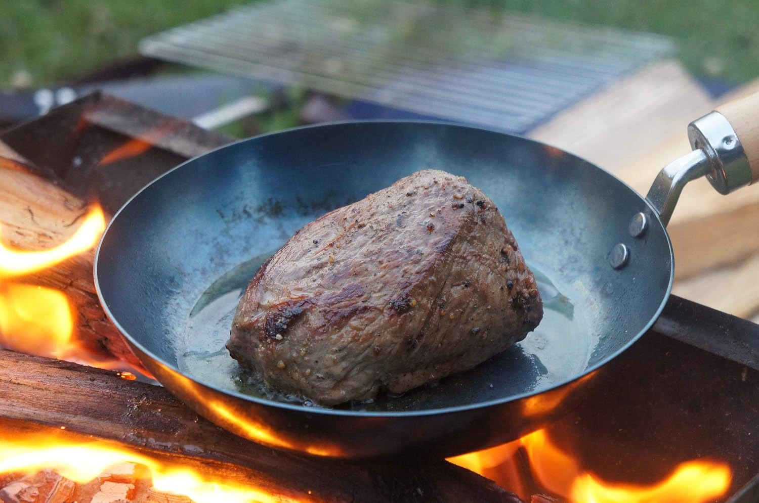 キャンプにおすすめの鉄フライパン14選。持ち運びやすさ重視の軽量
