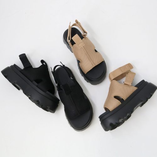 2025年版】UGGのレディースサンダルおすすめ17選。人気の厚底